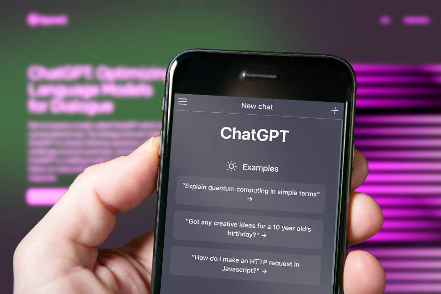 ChatGPTの画面が映し出されているスマホの画像